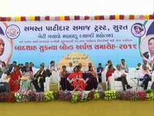 સુરત: લવજી બાદશાહે 2૦૦ કરોડનો બોન્ડ દીકરીઓને અર્પણ કર્યા