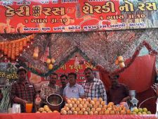 રાજકોટઃ જ્યૂસ પાર્લર પર દરોડા, ચાસણીમાંથી મળ્યા જીવતા મકોડા