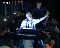 રાજકોટમાં PM મોદીનો મેગા રોડ શો, રાજકોટ આખું રસ્તા પર