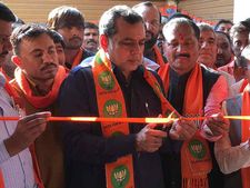 રાજકોટ: રાજપૂત કરણી સેનાએ પરેશ રાવલને માર્યો લાફો?