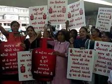 રાંધણ ગેસના ભાવ વધારા સામે સુરત મહિલા કોંગ્રેસે માંડ્યો મોર્ચો