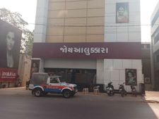 વડોદરા, અમદાવાદ , રાજકોટમાં જાણીતા શોરૂમ જોયઆલુક્કાસ પર ITના દરોડા