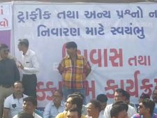 સુરતના કામરેજ  ચાર રસ્તા પાસે ટ્રાફિકના મુદ્દે લોકોના સ્વયંભૂ ધરણાં