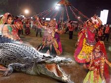 ખેલૈયાઓ ગરબા રમી રહ્યા હતા અને અચાનક આવી પહોંચ્યો 7 ફીટ લાંબો મઘર