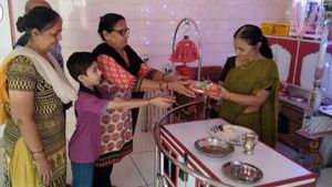 ગુજરાતના આ મંદિરમાં પ્રસાદમાં વહેંચાય છે ચૉકલેટ, પિત્ઝા અને હૉટડૉગ, જુઓ Pics