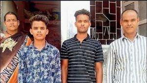 ગુજરાતમાં રોજગાર મળતા 200થી વધુ શ્રમિકોએ ટિકિટ કેન્સલ કરાવી