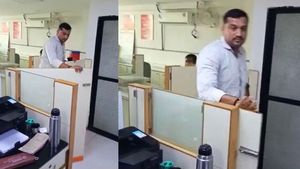 Video: સુરતમાં મહિલા બેંક અધિકારીને પોલિસકર્મીએ બ્રાન્ચમાં ઘૂસીને માર્યા, વીડિયો વાયરલ