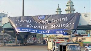 ગુજરાતમાં લાગેલા કર્ફ્યુનો આપે શરૂ કર્યો વિરોધ, કહ્યુ - વેપાર ચોપટ થઈ રહ્યો છે, આને હટાવો