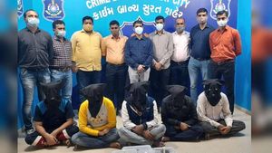 સુરત ક્રાઈમ બ્રાન્ચના હાથે ચડી ઘાતક ગેંગ, મરચુ-હથિયારો સહિત ઘણી વસ્તુઓ જપ્ત