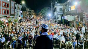 Gujarat Local Body Election: સુરત ભાજપના 600 કાર્યકર્તા આપમાં થયા શામેલ, કાર્ડ ફેંક્યા