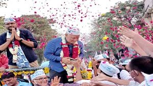 ગુજરાતઃ સુરતમાં મનીષ સિસોદિયાના રોડ શોમાં ઉમટ્યો જનસૈલાબ, કહ્યુ - દિલ્લી મૉડલ કરશે લાગુ