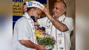 આમ આદમી પાર્ટીએ ગુજરાતમાં બતાવી તાકાત, દિગ્ગજ હીરા વેપારી મહેશ સવાણી આપમાં શામેલ