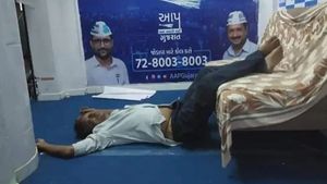 AAPની ઑફિસમાં દારૂડિયા કાર્યકર્તાની તસવીર વાયરલ, ભાજપે માફી માંગવી પડી