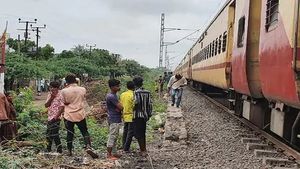 જામનગરમાં દારૂડિયાએ હાથ લાંબા કરીને ટ્રેન રોકી દેખાડી!