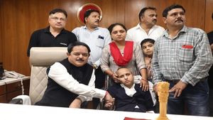 મળો અમદાવાદની 11 વર્ષની કલેક્ટર ફ્લોરાને!
