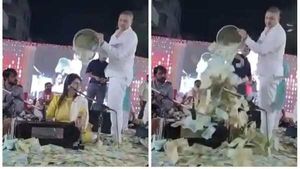 અમદાવાદના ડાયરામાં લોકગાયિકા પર રૂપિયાનો વરસાદ, જુઓ Video