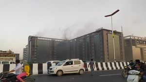 અમદાવાદ: કારગીલ ક્રોસ રોડ પાસે આવેલા ગણેશ મેરેડિયનમાં લાગી આગ, 4 ફાયરની ગાડીઓ ઘટનાસ્થળે, દિવસમાં બીજી ઘટના