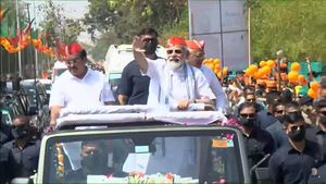 PM Modi Gujarat Visit: PM મોદીના મેગા રોડ શોમાં કેસરી ટોપીમાં સજ્જ કાર્યકરો સહિત 4 લાખની જનમેદની ઉમટી