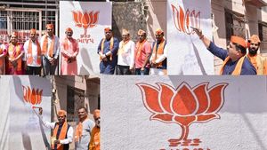 ગુજરાત ભાજપનું ચૂંટણી અભિયાન શરૂ, આગેવાનોએ જાહેર દિવાલો પર કરી વોલ પેઇન્ટિંગ