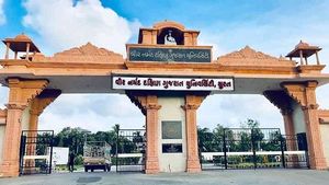 વીર નર્મદ યુનિવર્સિટીનો ગોટાળો, ઓનલાઈન પરીક્ષામાં અન્ય વિષયનું પેપર આપ્યુ!