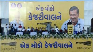 રાજકોટમાં અરવિંદ કેજરીવાલે સીઆર પાટીલ પર કર્યો પલટવાર, કહ્યું- કોઇ ઠગ શાળા અને હોસ્પિટલ ઠીક કરાવે?