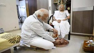 પ્રધાનમંત્રી મોદીએ હીરાબાના 100માં જન્મદિવસે પગ પખાલી આશીર્વાદ મેળવ્યા