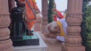 PM મોદીએ પાવાગઢમાં ધ્વજારોહણ કરી કહ્યુ - 5 સદી બાદ પાવાગઢ પર ધ્વજા લહેરાઈ છે 