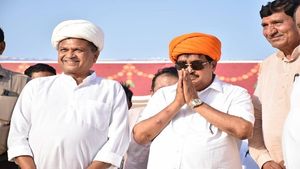 નરેશ પટેલ અને સી.આર પાટીલ એક મંચ પર જોવા મળતા અનેક તર્કવિતર્ક