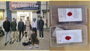 મહુવામાં પિતા-પુત્ર પાસેથી બે પિસ્તોલ, 139 કારતુસ મળ્યા