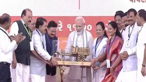 વડોદરામાં પીએમ મોદીનું કરાયુ ભવ્ય સ્વાગત, મહાસંમેલનને કર્યુ સંબોધીત, 21 હજાર કરોડની આપશે ભેટ