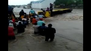 Video: પાણીના જોરદાર વહેણથી જામનગરમાં સ્કૂલ બસ પલટી, સ્થાનિક લોકોએ બચાવ્યા ઘણા જીવ
