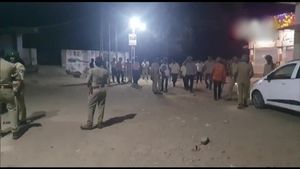 ખેડા અને વડોદરામાં નવરાત્રિ દરમિયાન પથ્થરમારો, અનેક લોકો ઘાયલ