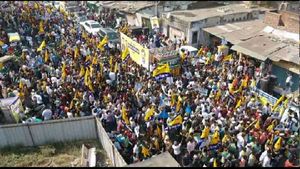 Gujarat Election: અમદાવાદમાં કેજરીવાલ અને માનના રોડ શોમાં જનમેદની ઉમટી, હરભજન અને રાઘવ ચઢ્ઢા પણ જોડાયા