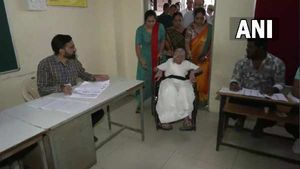 Gujarat Election: PM મોદીના માતા હીરાબાએ રાયસણમાં કર્યુ મતદાન, સોમાભાઈ થયા ભાવુક