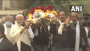 Heeraben Modi Passes Away: પીએમ મોદીએ હીરાબાના પાર્થિવ દેહને આપી કાંધ, આજના પોતાના કાર્યક્રમ નહિ કરે રદ