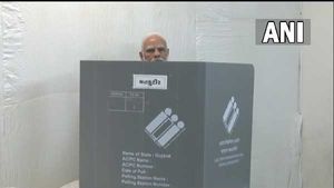 Gujarat Election: પીએમ નરેન્દ્ર મોદીએ આપ્યો મત, મતદારોને કરી આ અપીલ, નિશાન સ્કૂલની બહાર જામી લોકોની ભીડ