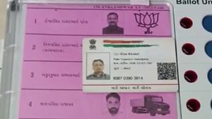 ગુપ્ત મતદાનના નિયમનો ભંગ, EVM પર આધાર કાર્ડ મુકી મતદાન કરતો વીડિયો વાયરલ!
