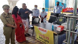 સુરત મહાનગરપાલિકાએ એરપોર્ટ પર કોરોના ટેસ્ટિંગ કાઉન્ટર ગોઠવ્યું