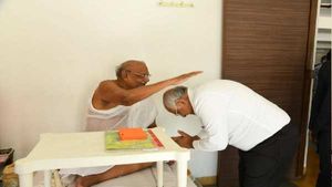 CM ભૂપેન્દ્ર પટેલે જૈનાચાર્ય રત્નસુંદરસૂરીશ્વરજી સાથે મુલાકાત કરી આશીર્વાદ મેળવ્યા