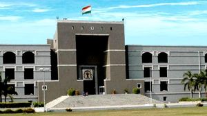 Gujarat High Court : રખડતા ઢોર અંગે ગુજરાત હાઇકોર્ટે અધિકારીઓનો લીધો ઉધડો, કહી આ વાત