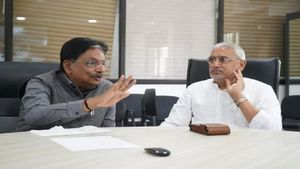 આરોગ્ય મંત્રી ઋષિકેશ પટેલે અમદાવાદ કમાન્ડ એન્ડ કંટ્રોલ સેન્ટરની લીધી મુલાકાત
