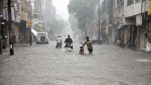 Gujarat Weather: રાજ્યમાં 5 દિવસ ભારેથી અતિ ભારે વરસાદની આગાહી, અપાયુ રેડ એલર્ટ