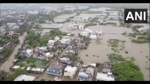 Gujarat Weather: રાજ્યમાં આગામી 4 દિવસ ભારેથી અતિ ભારે વરસાદ, દ્વારકામાં રેડ એલર્ટ