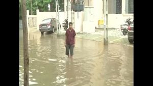 Gujarat Weather: વરસાદનુ રૌદ્ર સ્વરુપ, દ્વારકા સહિત આ જિલ્લાઓમાં અપાયુ રેડ એલર્ટ