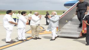 PM મોદીનું રાજકોટ ઇન્ટરનેશનલ એરપોર્ટ ખાતે ભવ્ય સ્વાગત કરાયું