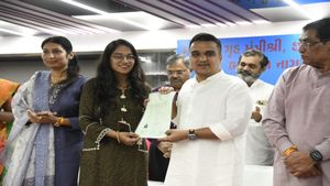 108 પાકિસ્તાનીઓને મળી ભારતની નાગરિકતા, હર્ષ સંઘવીએ એનાયત કર્યા નાગરિકતા પ્રમાણપત્રો