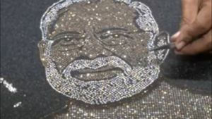 બર્થ ડે સ્પેશ્યલ: સુરતના કલાકારે 7200 હીરા જડીને બનાવી પીએમ મોદીની ખુબસુરત તસવીર