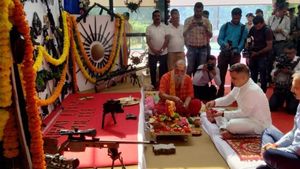 ગૃહમંત્રી હર્ષ સંઘવીએ સુરત પોલીસ હેડક્વાર્ટર ખાતે શસ્ત્ર પૂજા કરી
