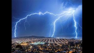 Gujarat Weather: ભરશિયાળે વાવાઝોડુ, વીજળી, વરસાદ, 16ના મોત, આજે પણ ભારેથી અતિ ભારે વરસાદની આગાહી