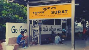 Surat: કુલીનું લાઇસન્સ રદ, સુરત રેલવે સ્ટેશન પર બે ટીસી સસ્પેન્ડ